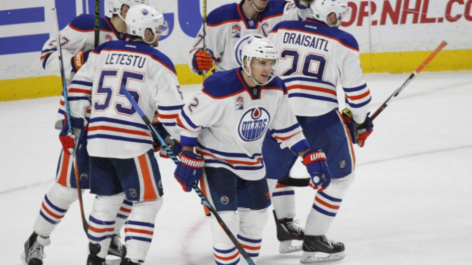 Hokejisti Edmontonu Oilers, uprostred Slovák Andrej Sekera.