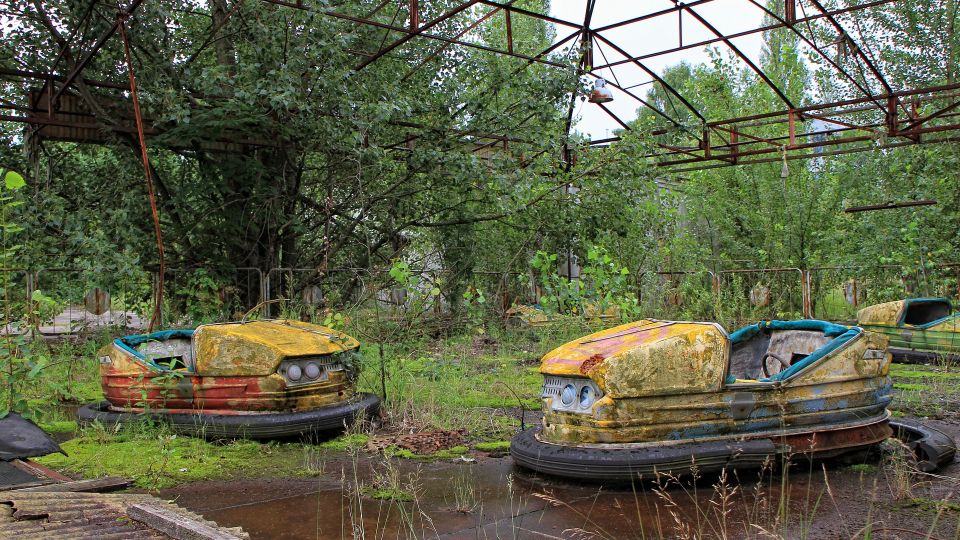 Opustené mesto Pripiať, nazývané tiež „mesto duchov“ alebo „mesto v ktorom sa zastavil čas“ na východe Ukrajiny sa nachádza len pár kilometrov od jadrovej elektrárne Černobyľ. Mesto bolo budované od leta roku 1970 ako sídlo pre približne 50 000 obyvateľov a zamestnancov, ktorí pracovali v jadrovej elektrárni Černobyľ.