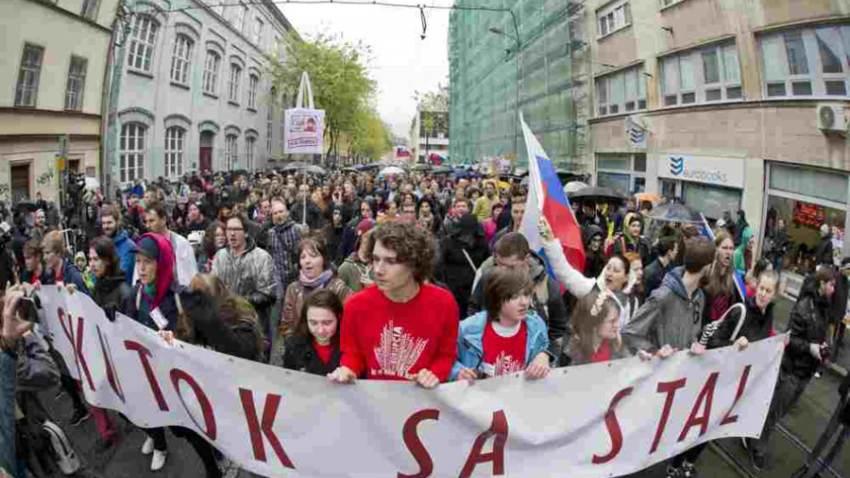 Na snímke účastníci pochodu proti korupcii v Bratislave 18. apríla 2017. Pochod zorganizovali študenti, ktorí okrem iného požadajú odstúpenie ministra vnútra R. Kaliňáka, policajného prezidenta T. Gašpara a prešetrenie káuz Gorila a Bašternák.