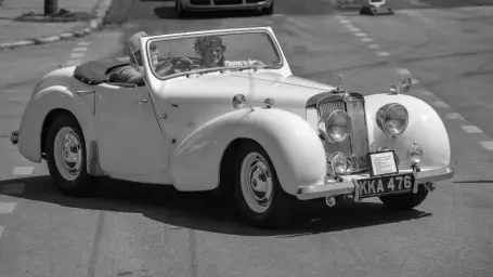 Triumph Roadster model 2000 (1949) v Bratislave s volantom vpravo.