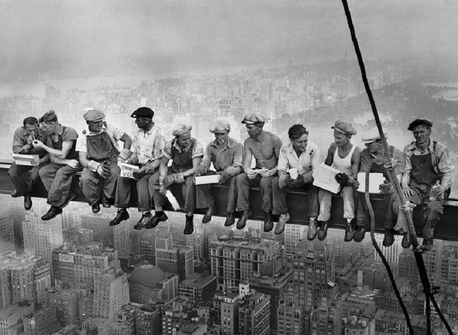 Jedna z najznámejších fotografií 20. storočia na ktorej je aj Slovák Gusti Popovič (na pravej strane).