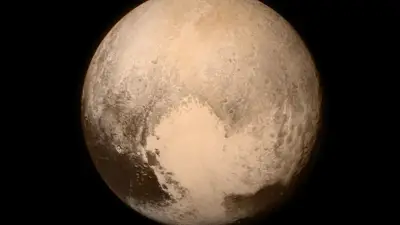 Pluto je chladným, ale mimoriadne zaujímavým svetom