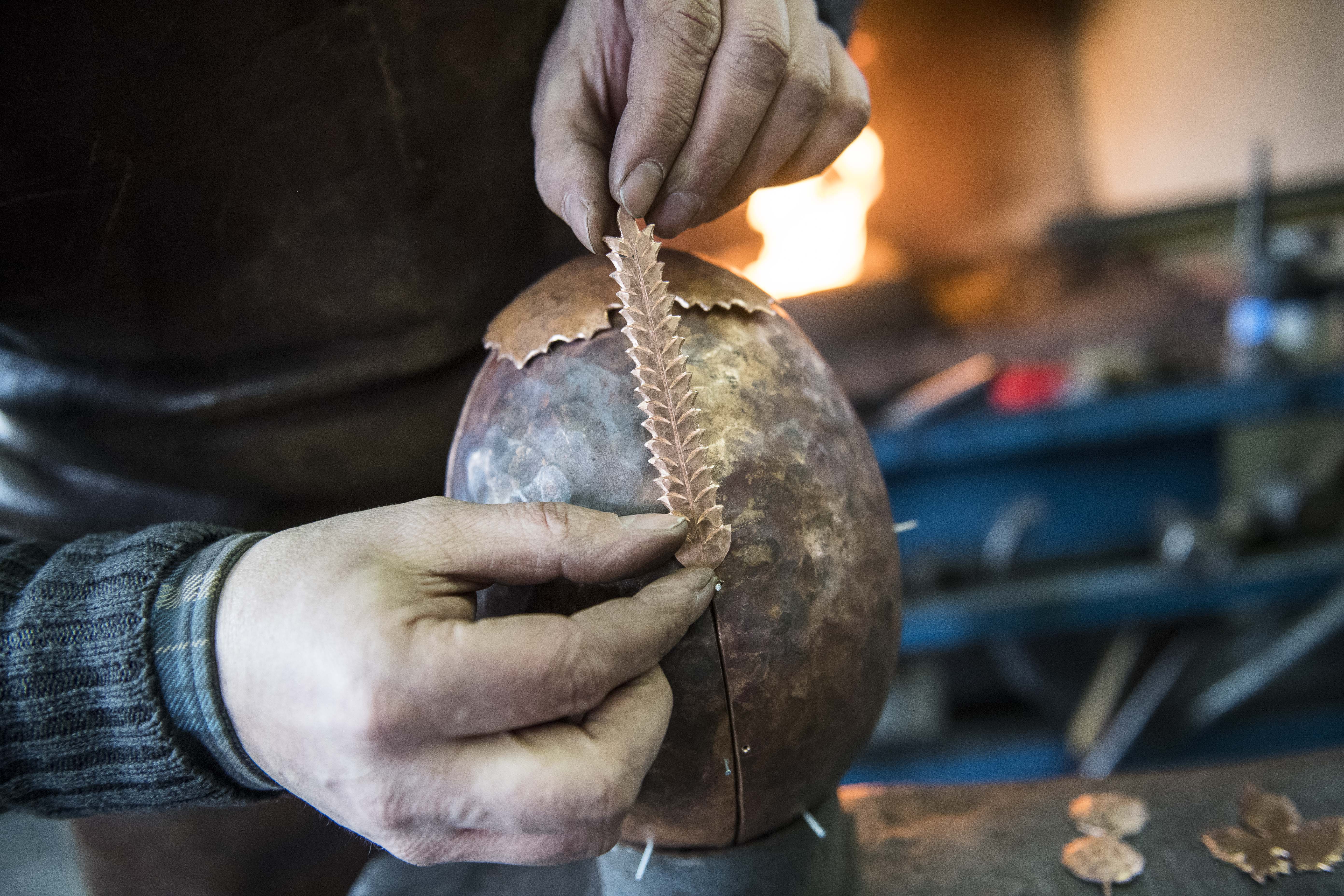 Na snímke výrobný postup netradičného darčeka pre pápeža medeného veľkonočného vajíčka, ktoré vyrába umelecký kováč Jozef Tomčala. V Lehniciach, 28. februára.