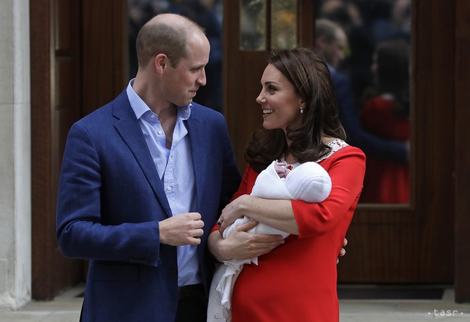 Britský princ William (vľavo) a Kate, vojvodkyňa z Cambridgeu odchádzajú so svojím novorodeným synom z nemocnice St. Mary v Londýne 23. apríla 2018. Manželka britského princa Williama, Catherine, porodila v pondelok syna, svoje tretie dieťa, v nemocnici v Londýne. Potomok je v poradí piatym v následníctve na trón.
