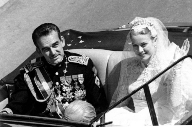 Na archívnej snímke z 19. apríla 1956 princezná Grace Kellyová máva zástupom ľudí počas jazdy v otvorenom aute po sobáši s s princom Rainerom III , ktorá sa konala v katedrále v Monaku.