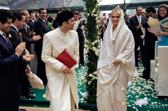 Na snímke zverejnenej 18.septembra 2006 princ Husajn Aga Khan (uprostred), najstarší syn princa Karima Aga Khana IV, s mladomanželkou princeznou Chalíjou (vpravo) na svadbe vo francúzskom Aiglemonte 15.septembra 2006. Princ Husajn Aga Khan si zobral Američanku Kristin Whitovú, ktorá po prestupe na ismaíliovskú formu islamu prijala meno princezná Chalíja. Princ Karim Aga Khan je duchovným vodcom 20 miliónov ismaíliovských moslimov na celom svete. Je dedičným 49. imámom a priamym potomkom proroka Muhammada.