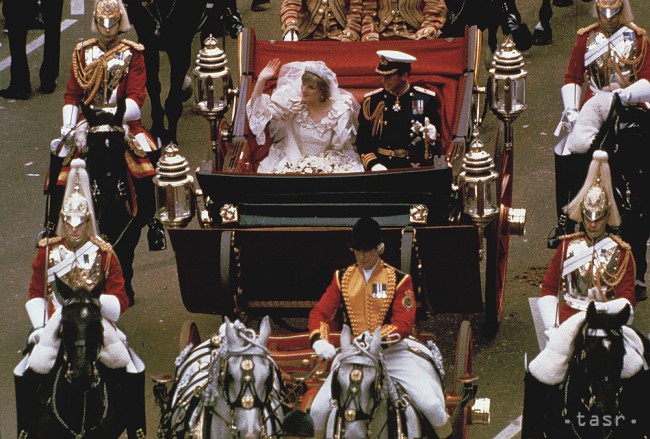 Na archívnej snímke z 29. júla 1981 britský princ Charles a princezná Diana odchádzajú na koči po ich svadbe z Katedrály sv. Paula v Londýne. Tridsaťšesť rokov po svadbe britského princa Charlesa a Diany agentúra AP zreštaurovala a digitalizovala videozáznam, ktorý vznikol počas svadby 29. júla 1981. 25-minútový záznam pochádza z archívu britského filmového týždenníka Movietone, ktorý minulý rok kúpila AP. Britská spoločnosť Movietone bola jediným, kto v roku 1981 natočil ostro sledovanú svadbu na kvalitný 35milimetrový film.