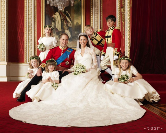 Na snímke, ktorú poskytla rezidencia Clarence House, londýnske sídlo princa Charlesa 30. apríla 2011, princ William, vojvoda z Cambridgeu, jeho manželka Kate, vojvodkyňa z Cambridgeu a malé družičky a družbovia pózujú na spoločnej svadobnej fotografii v priestoroch Buckinghamského paláca po svadobnom obrade , ktorý sa konal vo Westminsterskej katedrále v piatok 29. apríla 2011.