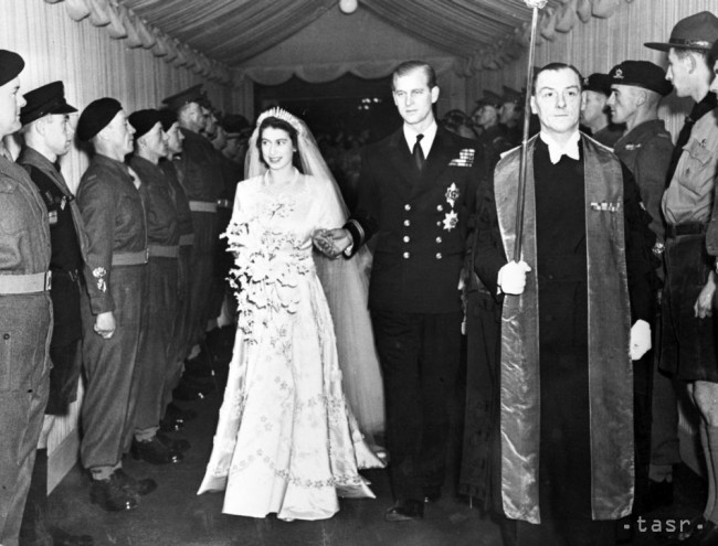 Na archívnej snímke z 20. novembra 1947 britská korunná princezná Alžbeta a jej manžel vojvoda z Edinburghu odchádzajú po sobáši z Westminsterského opátstva v Londýne. Britská kráľovná Alžbeta II. a princ Philip oslávili 20. novembra 2017 už 70. výročie svadby. Svadba 21-ročnej princeznej Alžbety a 26-ročného poručíka Philipa Mountbattena, princa gréckeho a dánskeho sa konala 20. novembra 1947 vo Westminsterskom opátstve.