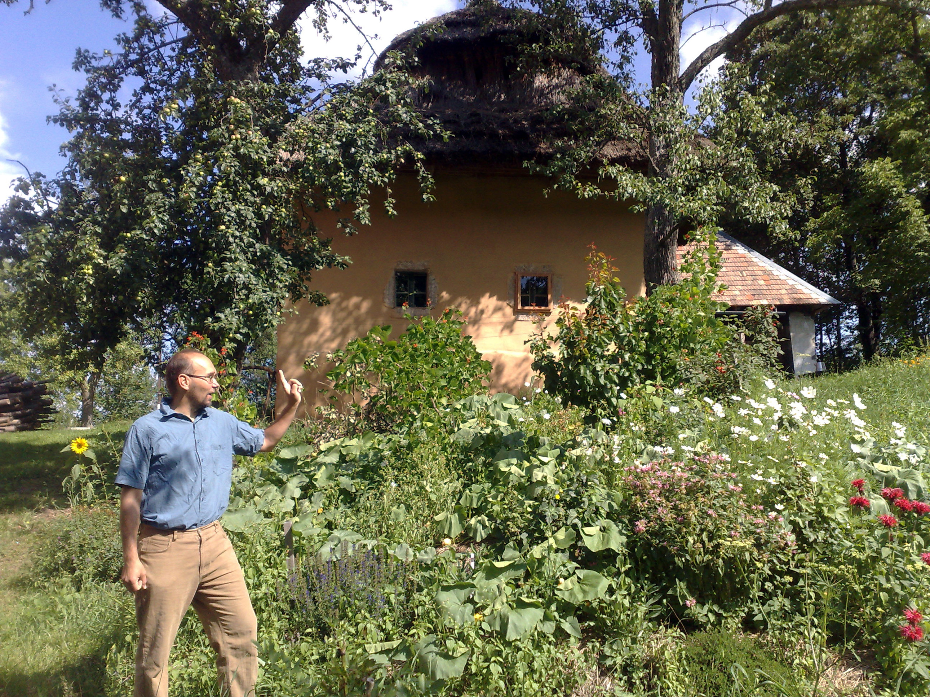 Na snímke Mirec Kašiak zo združenia Pospolitosť pre harmonický život pred jedným z pôvodných domov v Zaježovej. 