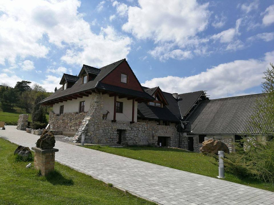 Mliečna Farma Braunvieh sídli pri Slovenskej Ľupči v časti Podbarište.