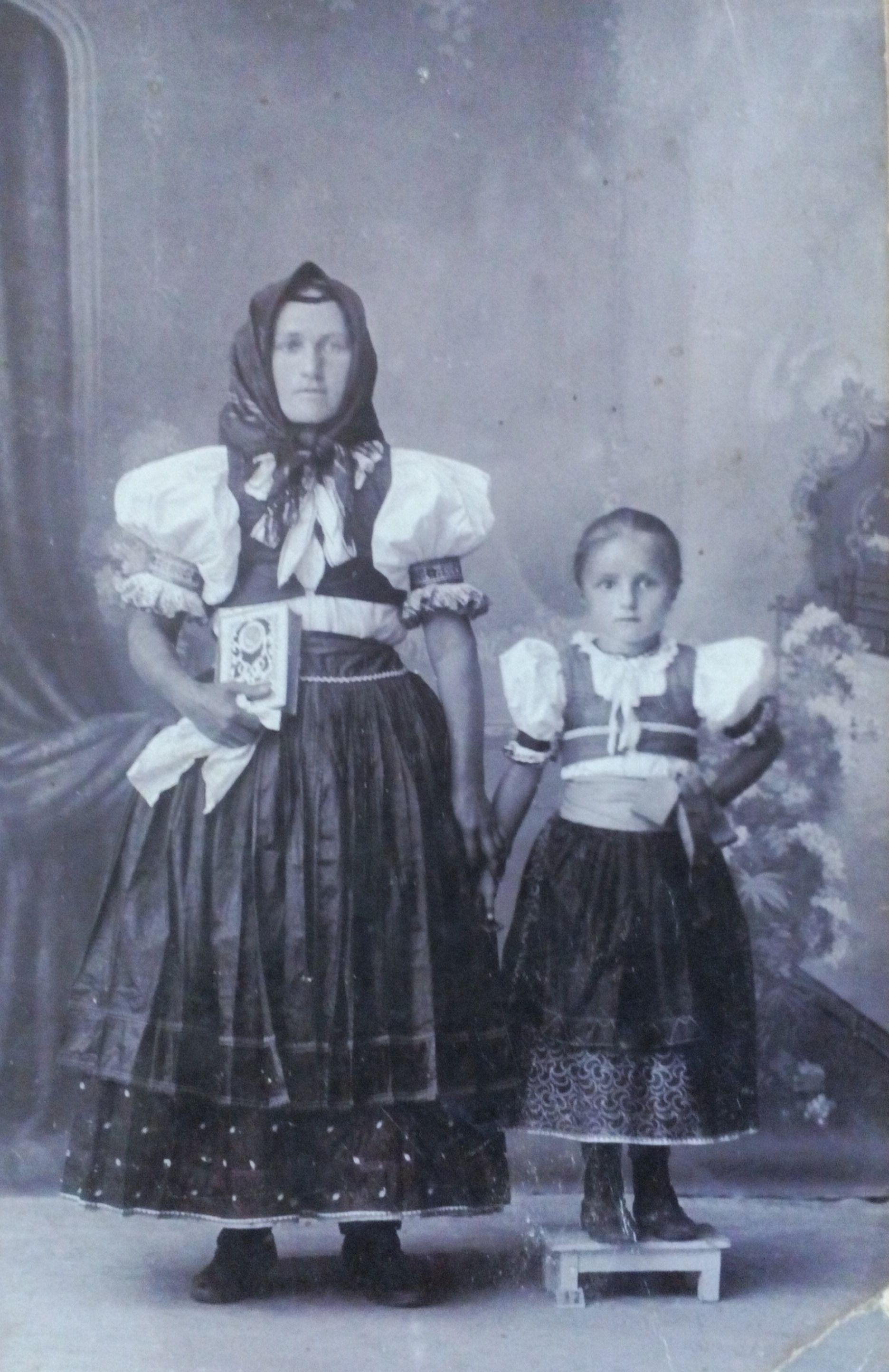 Prastará matka Zuzana (1886 - 1972) s dcérou Gizelou.