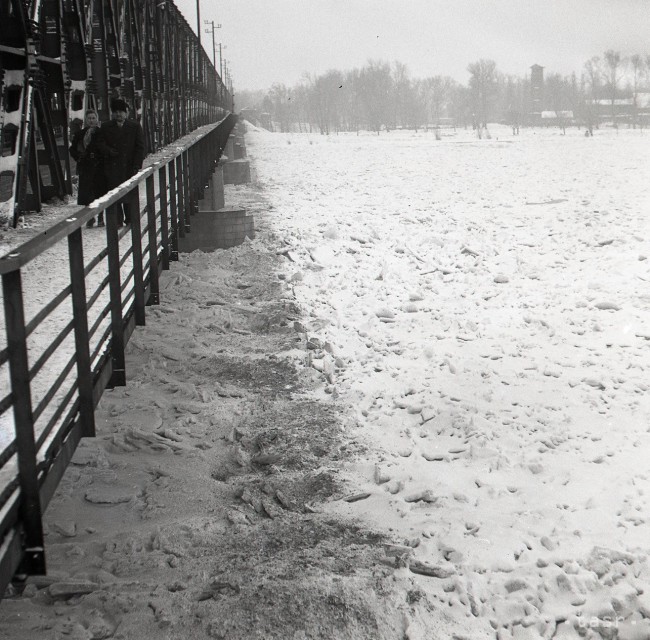 V Bratislave zamrzol Dunaj. Ľadové kry, ktoré sú vo výške až jedného metra upútavajú okoloidúcich. 20.02.1956.