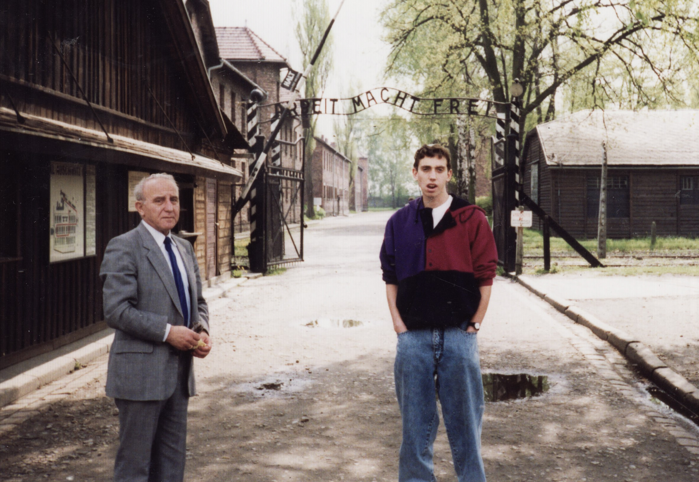 Alexander so synom v Auschwitzi v roku 1991.