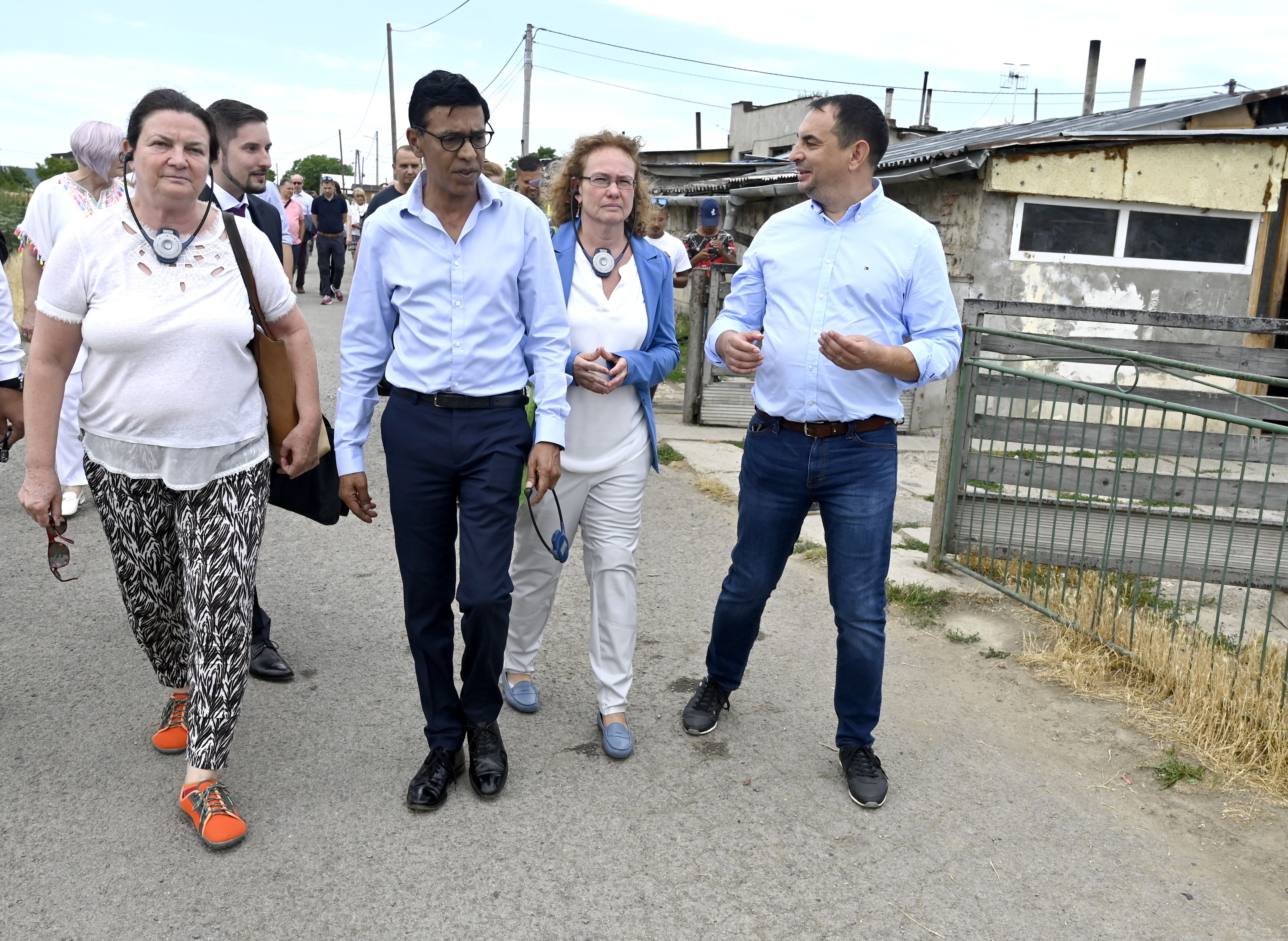 Delegácia Výboru EP pre regionálny rozvoj navštívila rómsku osadu v Petrovciach nad Laborcom.
