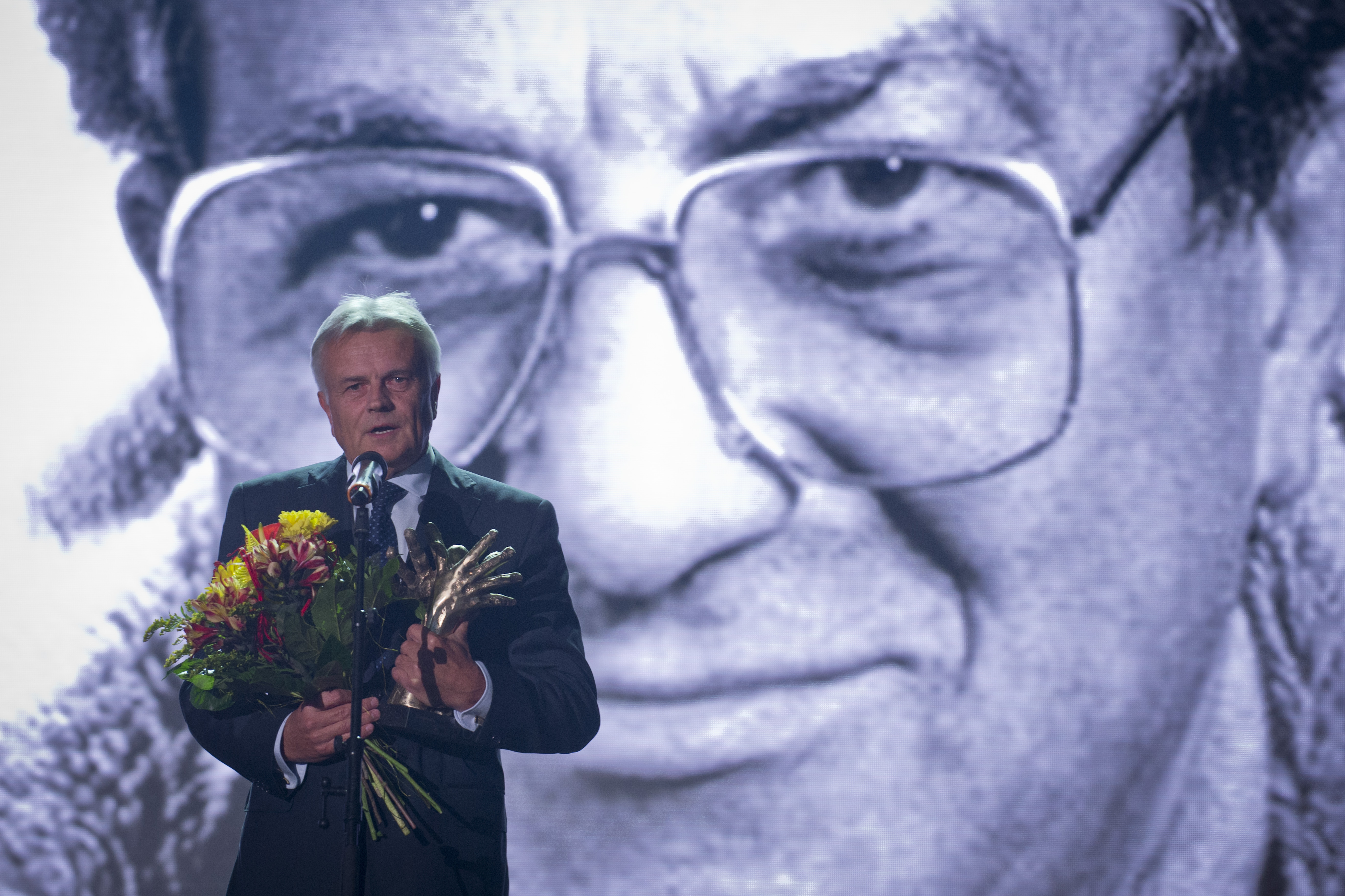 Na snímke švagor Jána Cibuľu Michal Knazek s cenou in memoriam pre Jána Cibuľu.