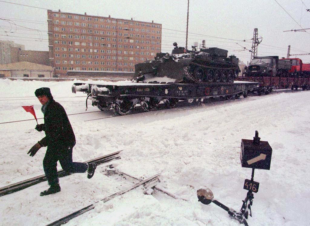 Na pomoc v boji so snehovou kalamitou presunuli do Košíc 13. februára 1999  l. špeciálnu rotu 72. záchrannej brigády CO zo Žiliny. Na snímke posunovač riadi pristavenie vagónov s ťažkou technikou na jedinú  vykladaciu rampu v Košiciach v rušňovom depe.