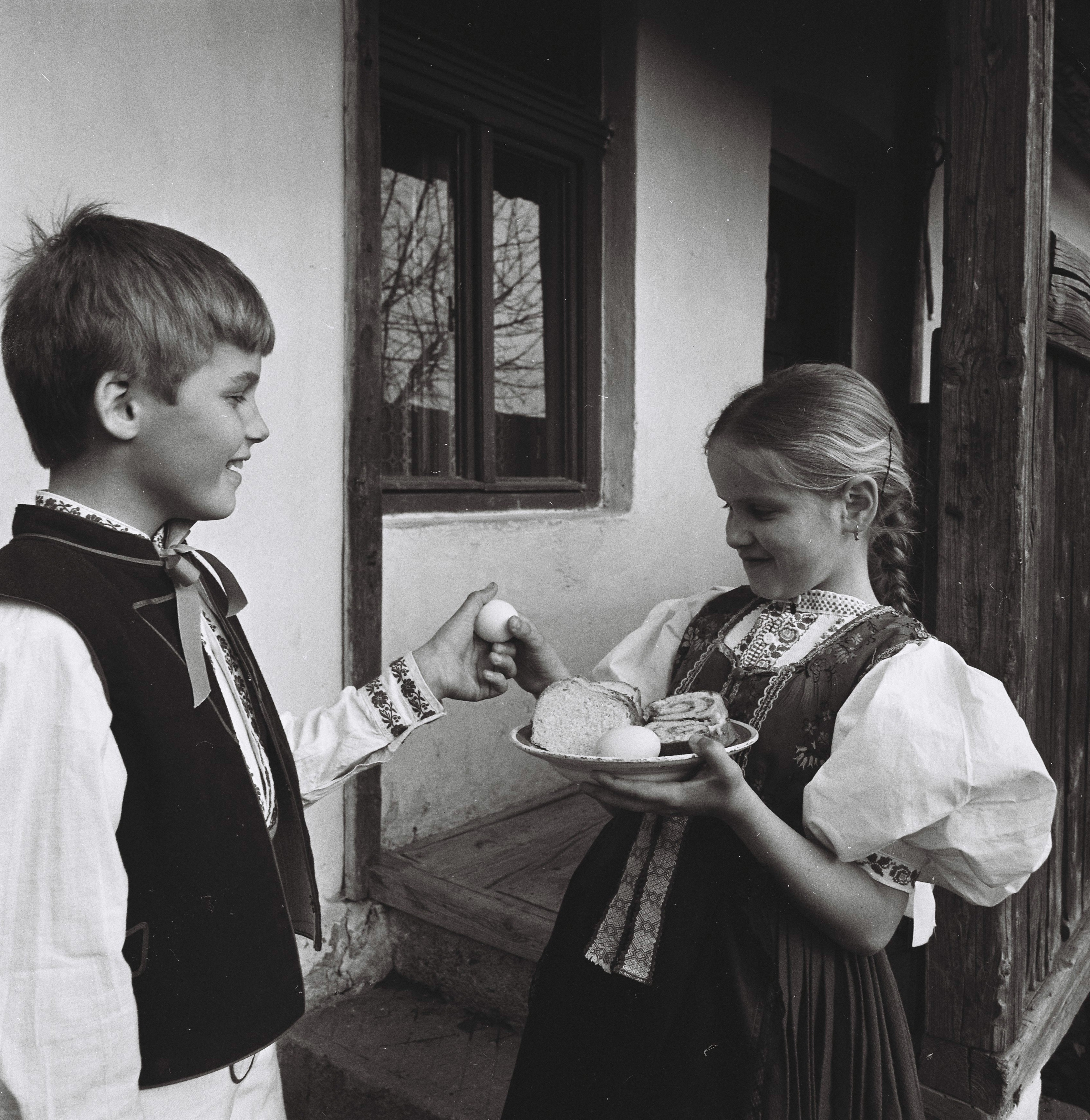 Odmena za šibačku 1. apríla 1983 v Margecanoch. 