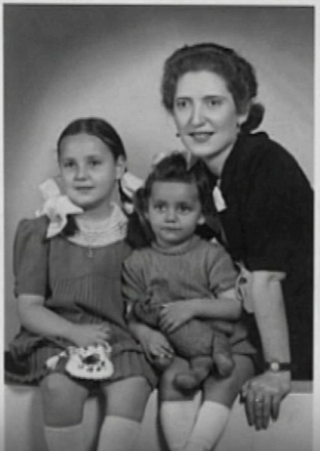Sonina mama s dcérkami.