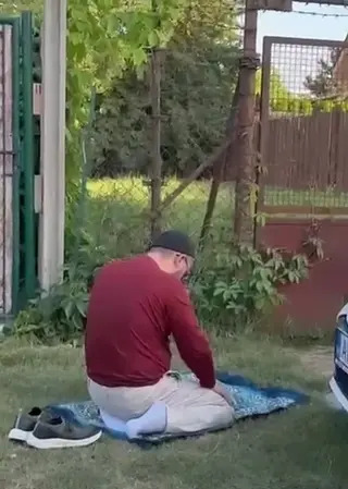 Zábery z videa.